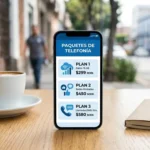 Cómo comprar paquetes de internet Telcel 2026: smartphone con menú de paquetes móviles sobre mesa de trabajo