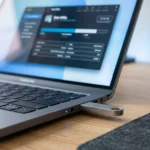 Cómo formatear una USB - Memoria USB conectada a una laptop con Windows